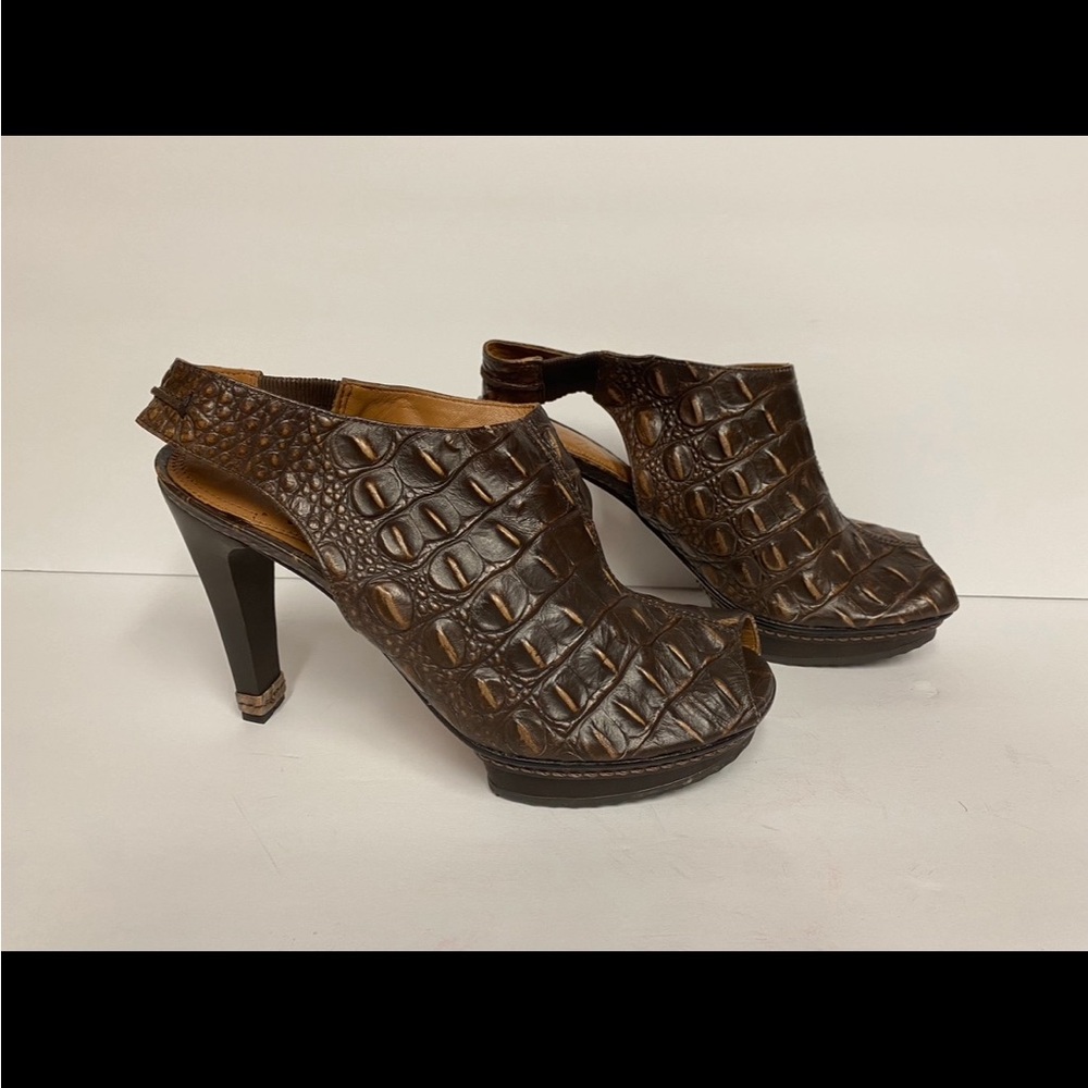 Maxazria bcbg crocodile embossed open toe sandals pumps heels slingback brown 39